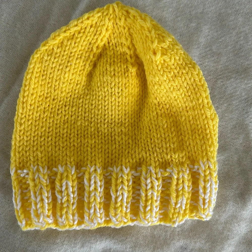 Hand-knit beanie in yellow - Picture 1 of 2
